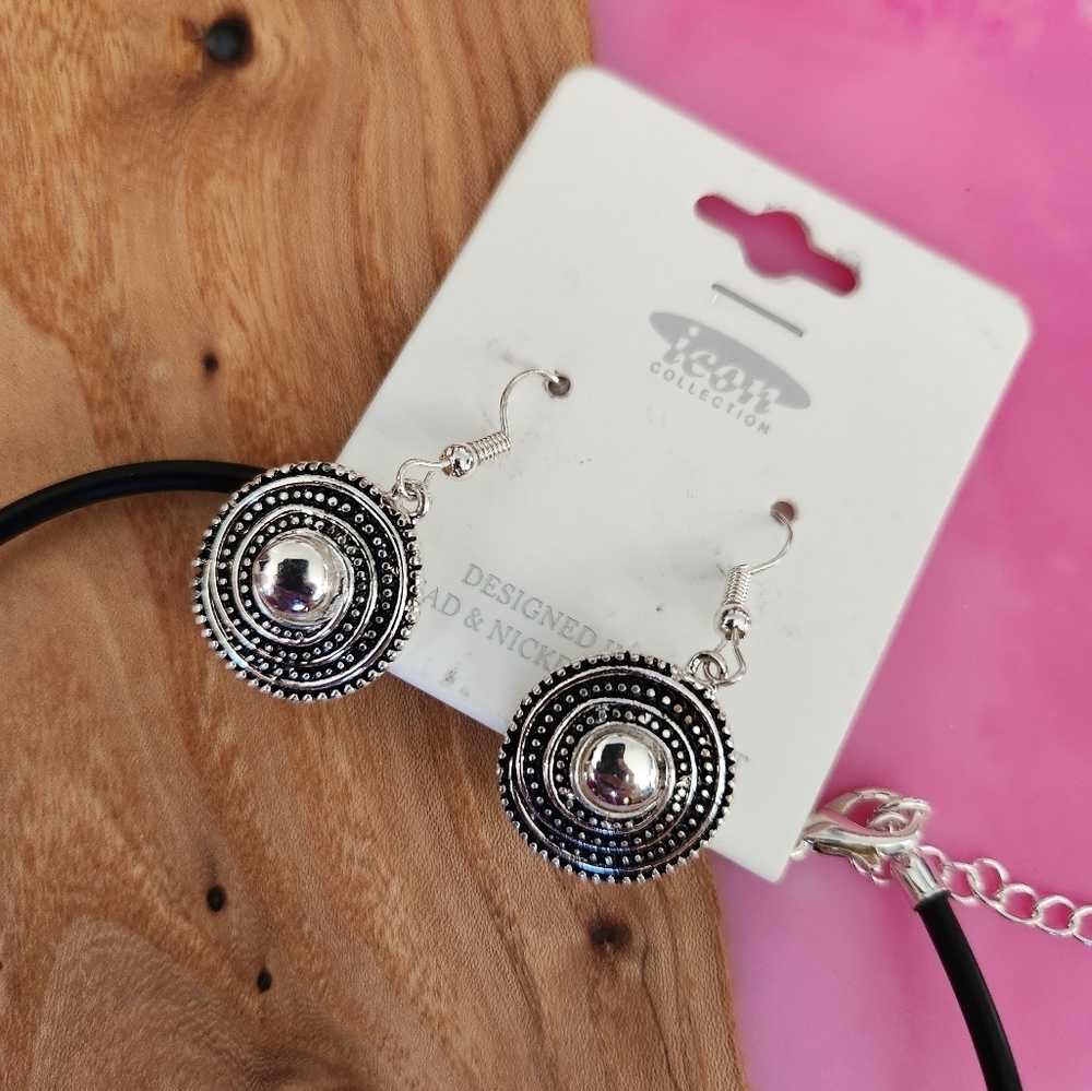 Traditional Beautiful Oxidized Silver Leather  Strap Necklace - Picture 8 of 13